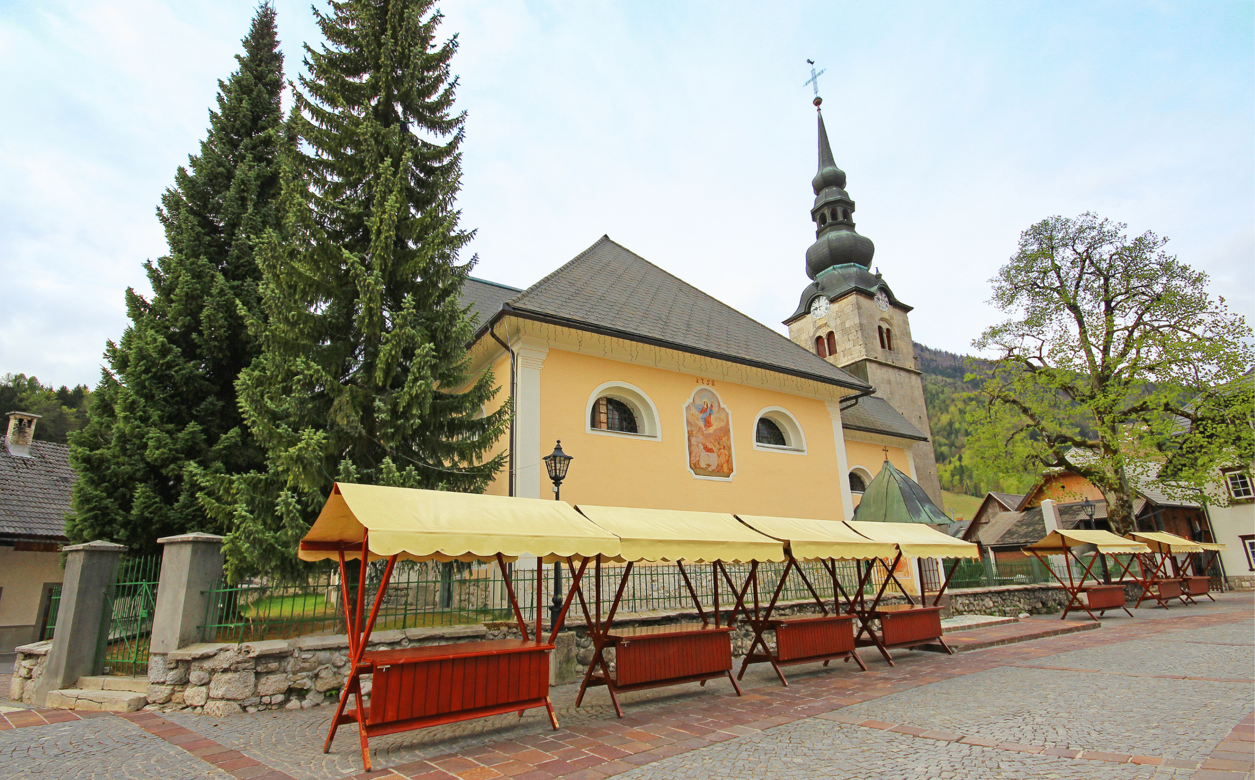 Kranjska Gora – priljubljena alpska destinacija v Sloveniji, znana po smučanju, pohodništvu in čudovitih razgledih
